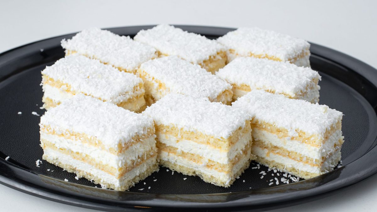 Cum se prepară celebra prăjitură cu nucă de cocos. Rețeta desertului care a devenit viral pe TikTok