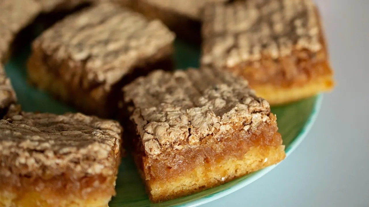 Prăjitură pufoasă cu mere și spumă de albuș. Desertul copilăriei cu miros îmbietor care cheamă toată familia la masă