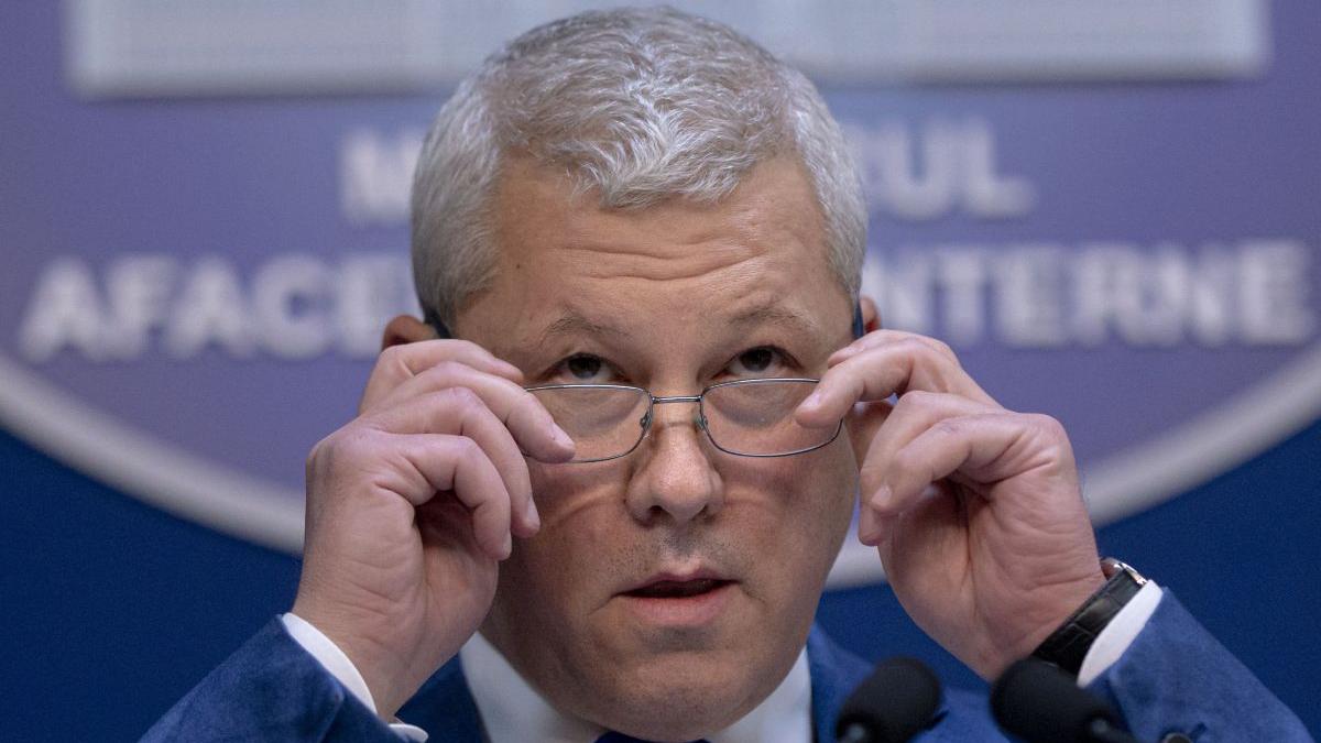 Reformă, dar doar la alţii. Cătălin Predoiu asigură că niciun angajat al MAI nu va rămâne fără loc de muncă în urma reorganizării administrative