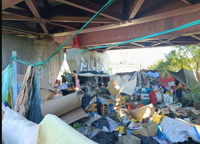 Viața tragică a unui român din Italia: De doi ani trăiește sub un pod din Florența, înconjurat de cabluri electrice și cutii de carton