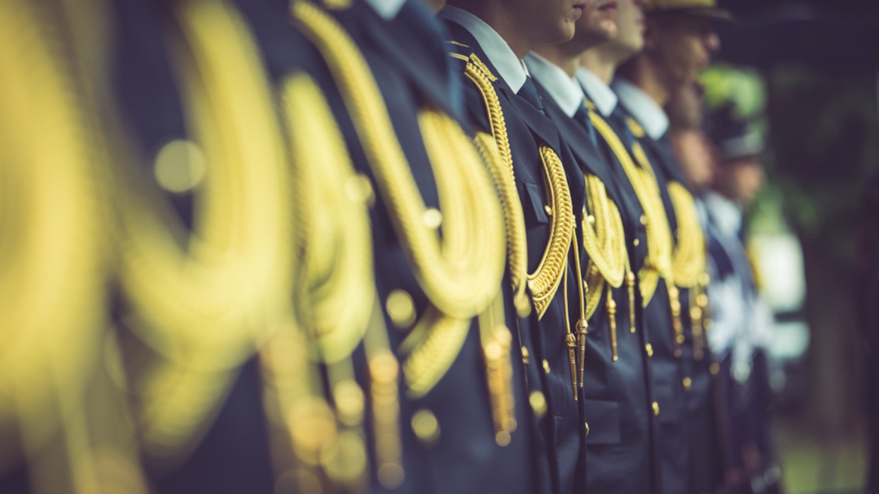 Un bărbat care a pretins că este „căpitan” SRI a recrutat mai multe persoane pe care le trimitea în misiuni secrete prin țară. Le cerea să urmărească persoane, să recolteze probe de apă sau să facă fotografii în interiorul unor obiective