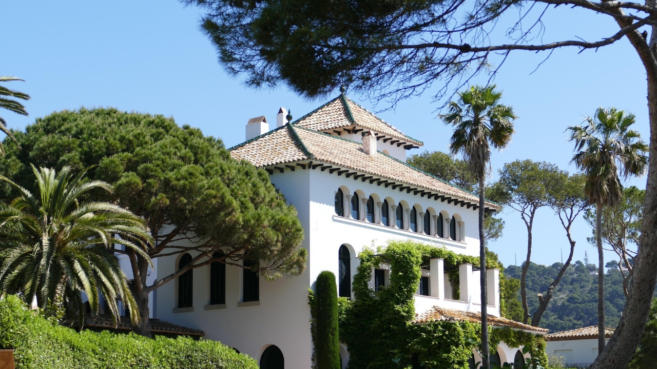 Un nou scandal de mafie imobiliară! Sute de oameni au cumpărat vile construite ilegal, pe terenuri protejate, fără să fie informați despre asta: „Nu ne vom opri până nu primim compensațiile”