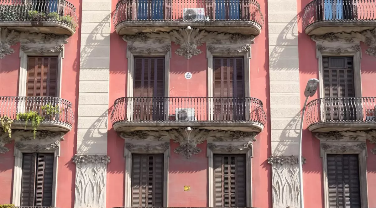 Guvernul interzice montarea aparatelor de aer condiționat pe fațadele clădirilor. Sute de mii de români sunt afectați