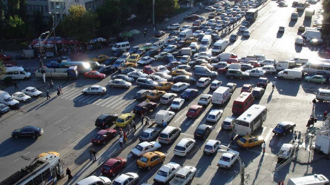 Șoferii din România ar putea plăti o nouă taxă. Câți bani trebuie să scoți din buzunar dacă vrei să intri cu mașina în București