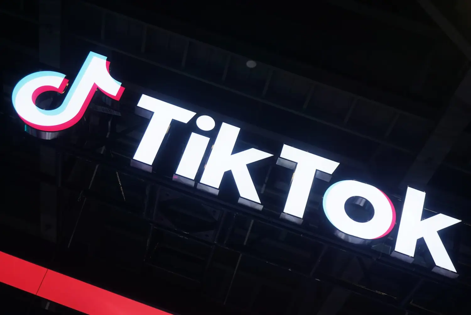 Peste 134.000 de conturi false pro-ruse, blocate de TikTok, considerate a fi parte din cinci reţele coordonate de Kremlin. Raportul companiei chinezeşti după alegerile din Republica Moldova
