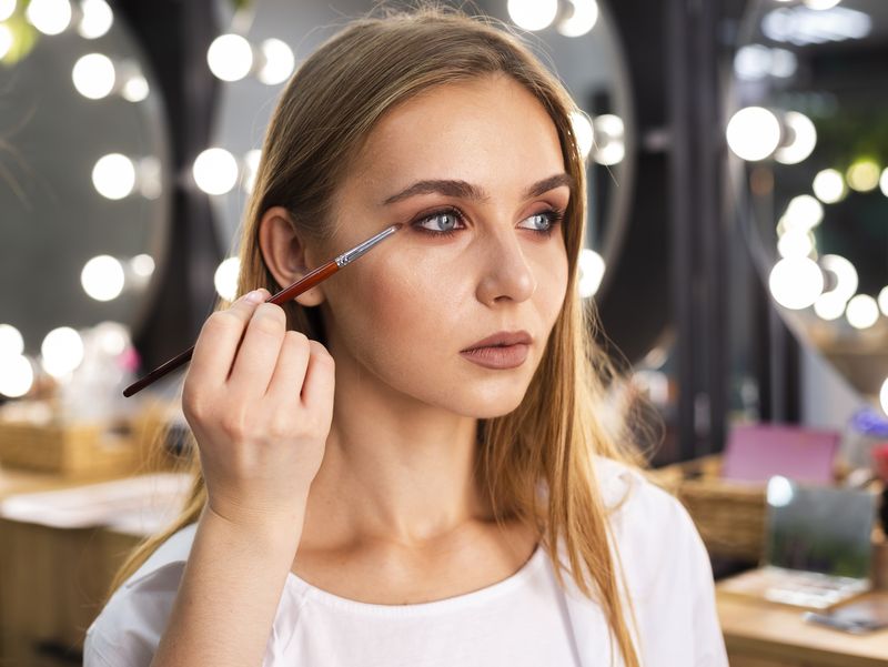 Greșelile de make-up care te pot îmbătrâni cu 15 ani. Multe femei le fac și nu își dau seama de ele