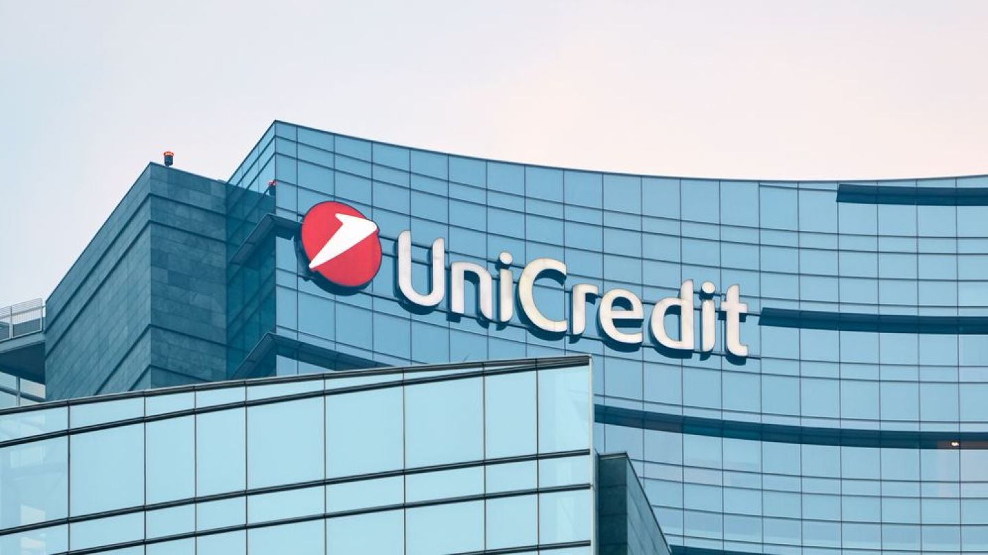 Ce salarii de batjocură le oferă UniCredit studenților care se angajează prima dată. Casierii de la Lidl câștigă mai bine