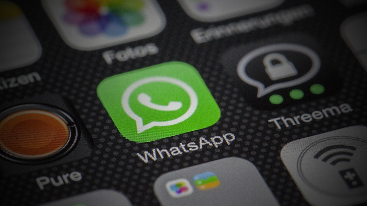 Înșelătoria de pe WhatsApp care te lasă fără bani. Cum reușesc răufăcătorii să te jefuiască cu un singur click