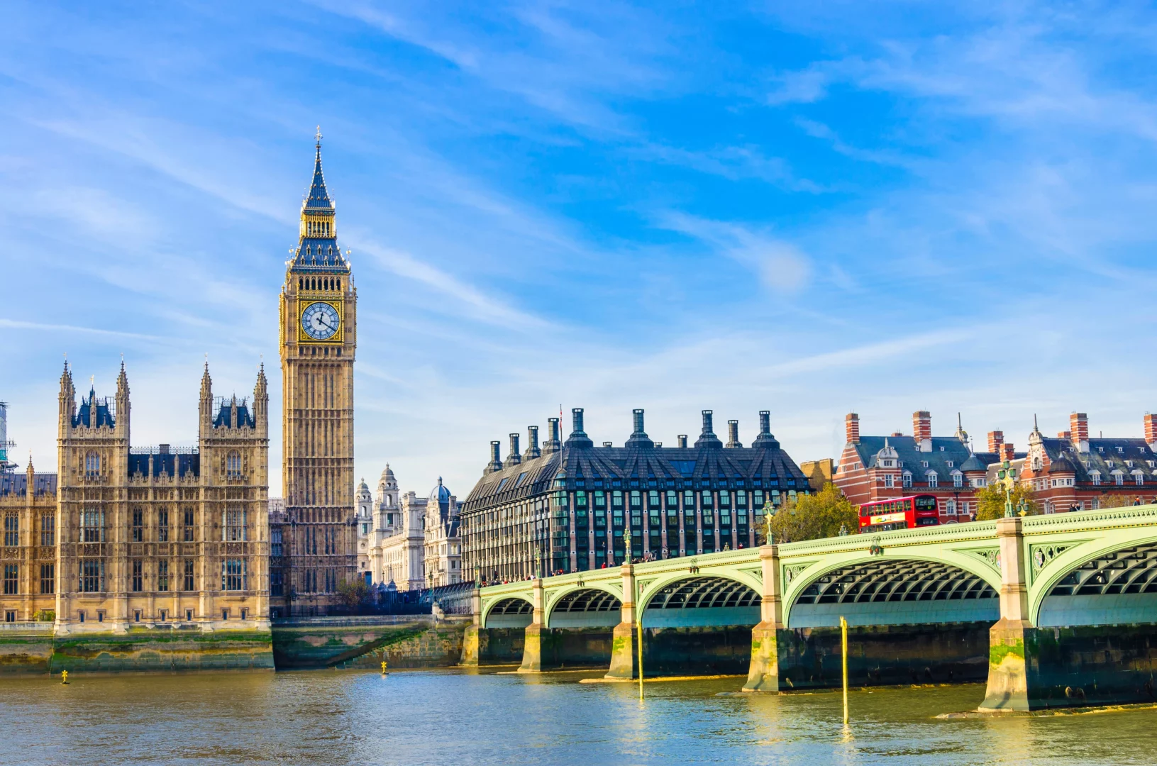 Marile companii din Marea Britanie sunt îngrijorate: Salariul minim se apropie de veniturile de început ale absolvenților