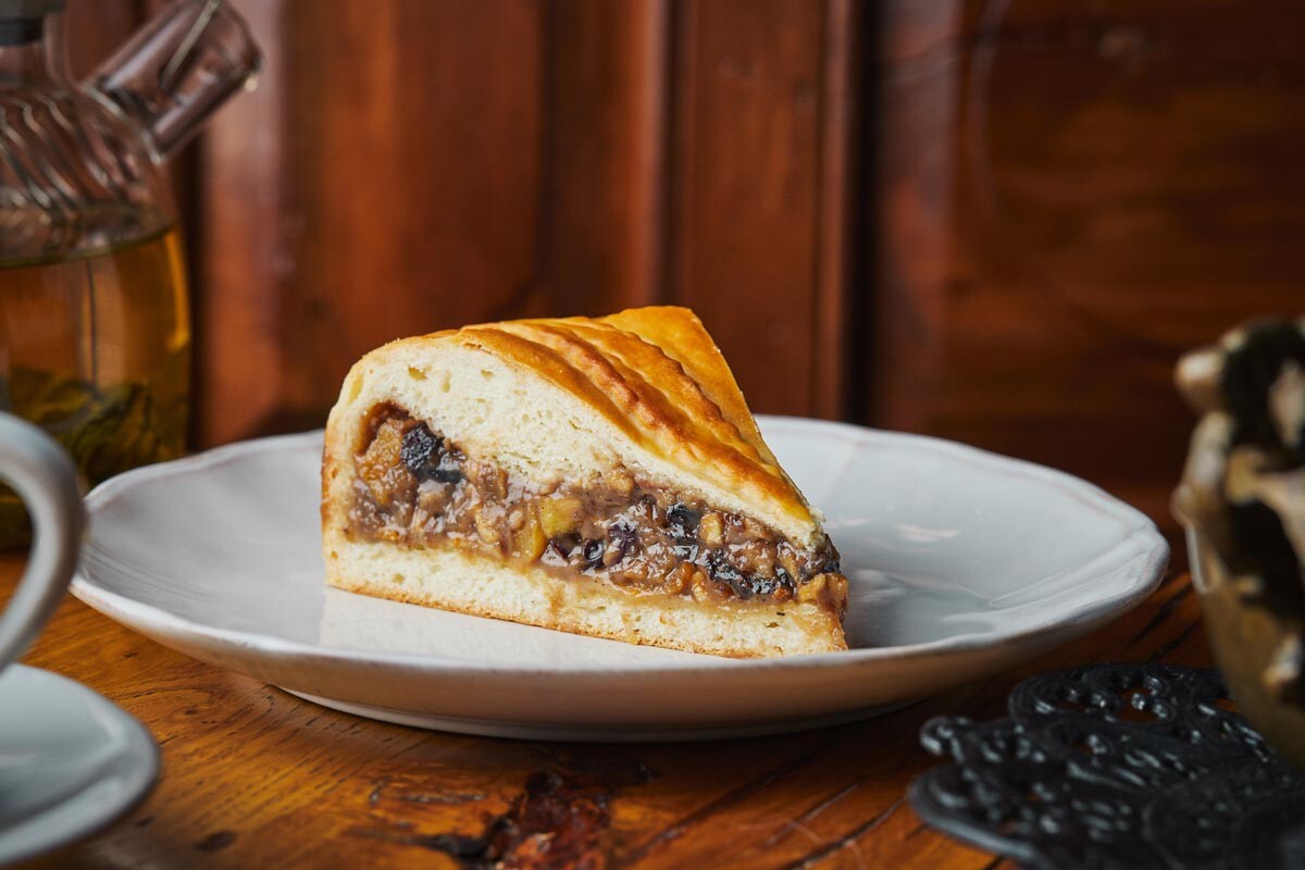 Mesele de post devin plictisitoare și ți-e poftă de ceva dulce? Iată o rețetă de plăcintă cu fructe uscate și nuci, inspirată din bucătăria rusească