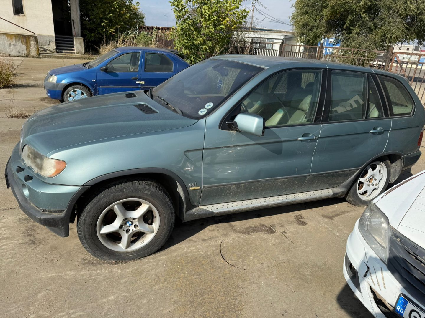 Un BMW X5 din 2001, fără motor, scos la licitaţie de ANAF la un preţ IREAL. „Complet rupt de realitate”