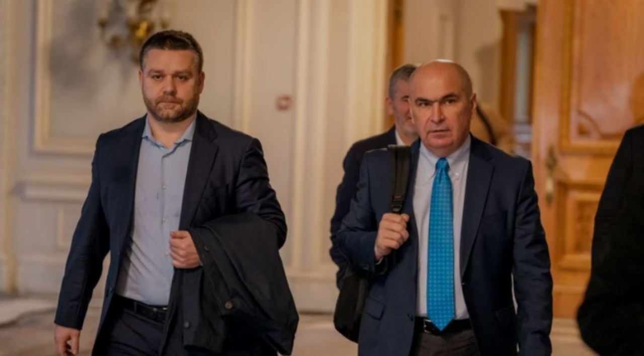 Ciprian Ciucu și-a depus candidatura pentru Primăria Capitalei. Edilul, însoțit de șeful Bolojan la Biroul Electoral Municipal