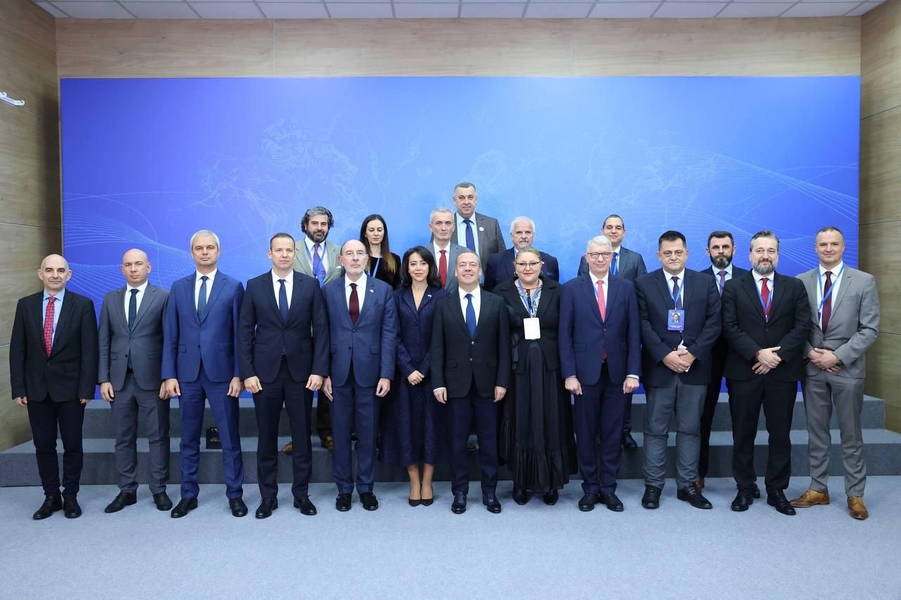 Cu Moscova până la capăt. Diana Șoșoacă s-a pozat alături de Dmitri Medvedev, la congresul BRICS! Șefa S.O.S. spune că fostul președinte rus a lăudat-o pentru ”discursul briliant”