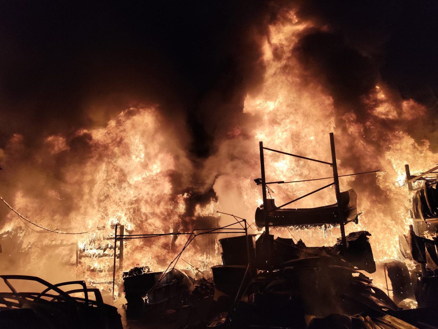 Plan roşu de intervenţie, incendiu violent în Giurgiu VIDEO