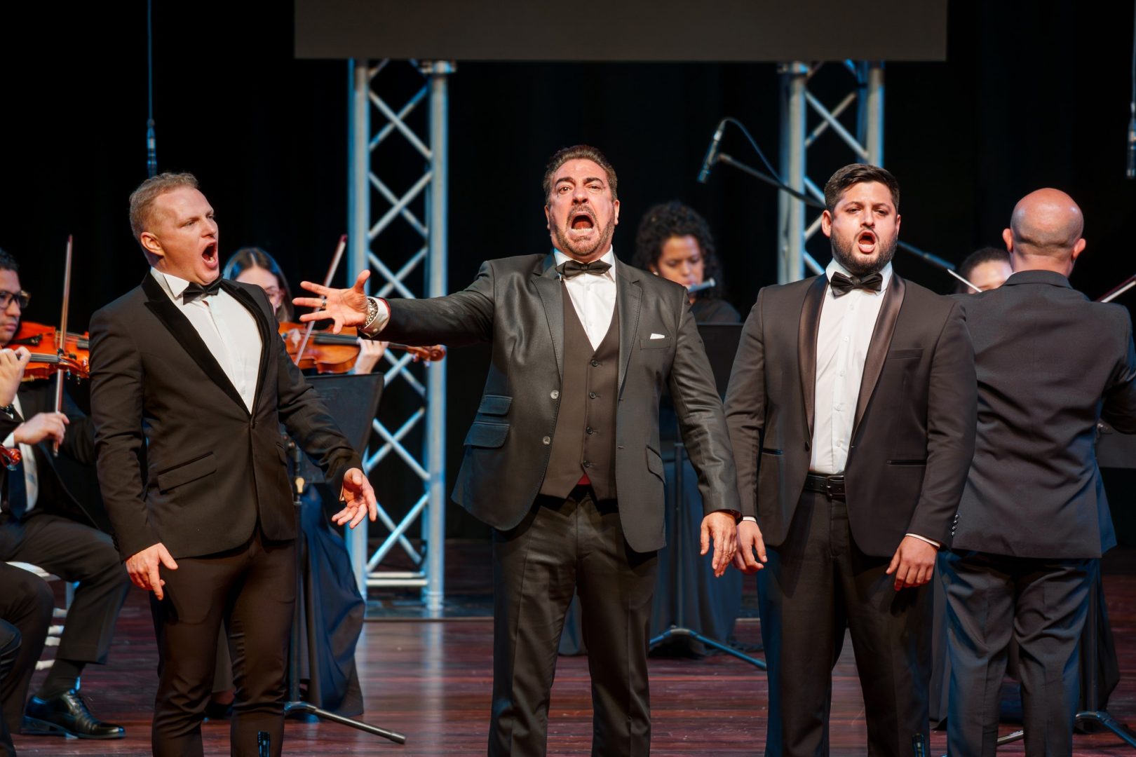 Tenorul ȘTEFAN von KORCH a cucerit publicul în concertele „Los Tres Tenores” din America Centrală