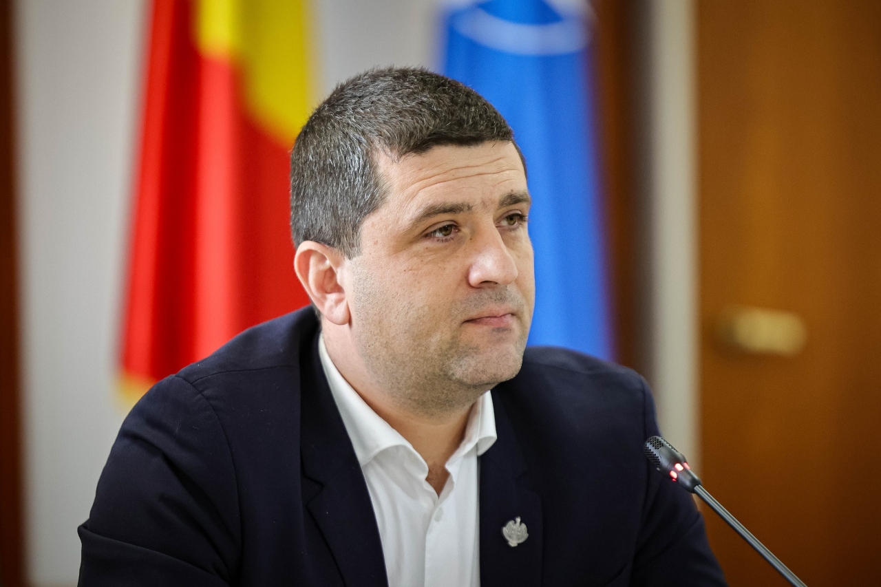 Interimarul de la Apărare, Radu Miruță, coleg de partid cu Ionuț Moșteanu, dar din alt ”film” la capitolul studii – două facultăți la stat, doctorat, experiență în companii de top