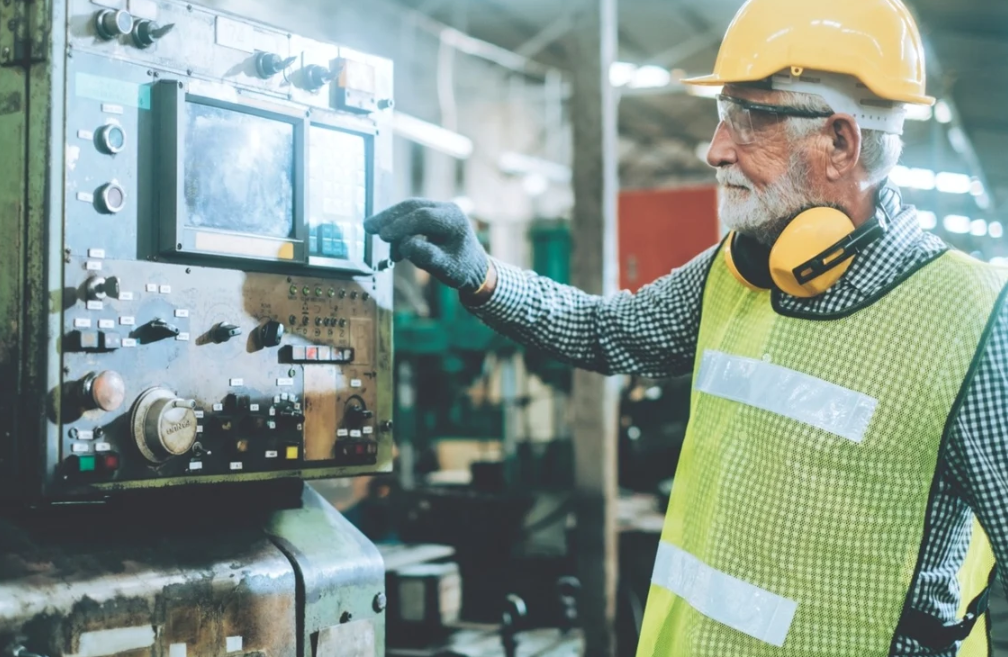 DOCUMENT cumul pensie-salariu: Seniorii care doresc să-şi continue munca primesc doar 15% din pensie, până la 70 de ani