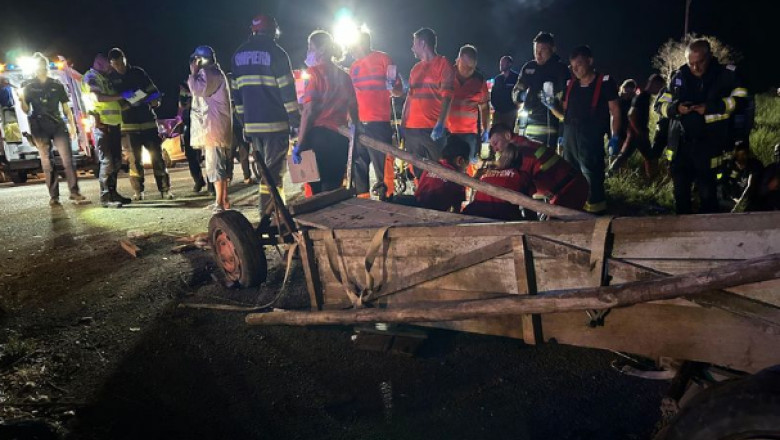Accident grav pe DN 11B: Patru răniți după ce o mașină a intrat într-o căruță. Trafic oprit în ambele sensuri