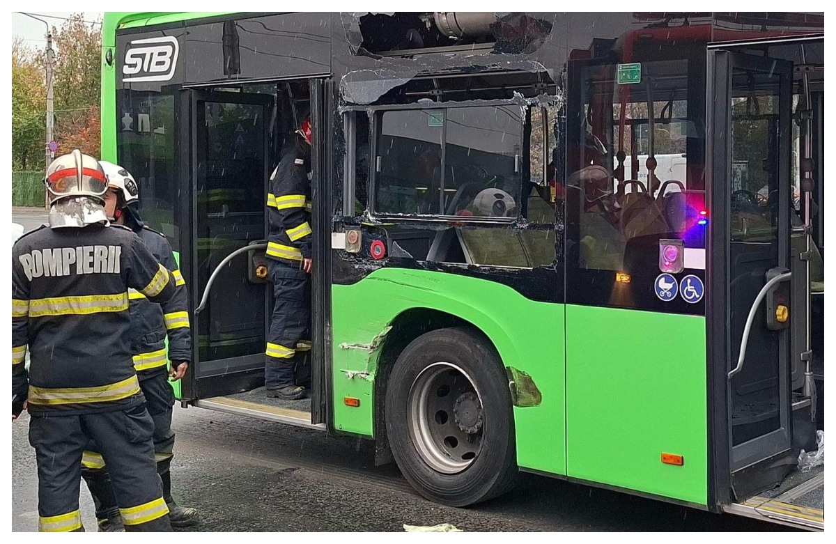 Accident grav în Capitală, între un tramvai și un autobuz STB. Șapte persoane au ajuns la spital