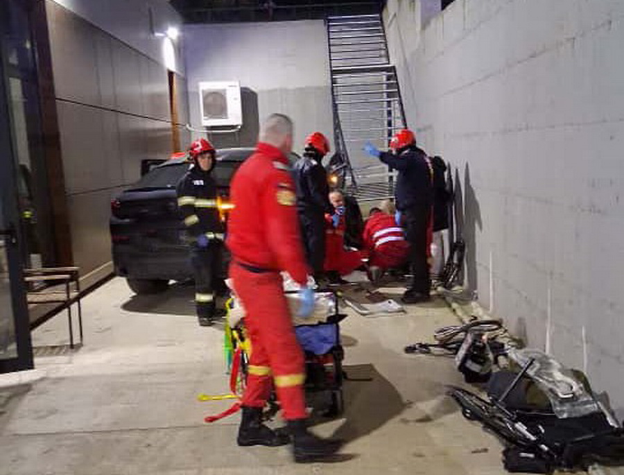 O judecătoare pensionară cu BMW X6 a făcut prăpăd în parcarea unui centru medical. Un bărbat în scaun cu rotile a murit, iar alte două sunt rănite