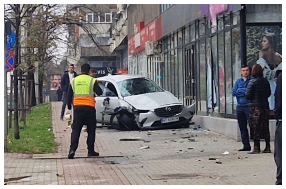 Accident grav în Iaşi, o maşină s-a dat peste cap de câteva ori VIDEO