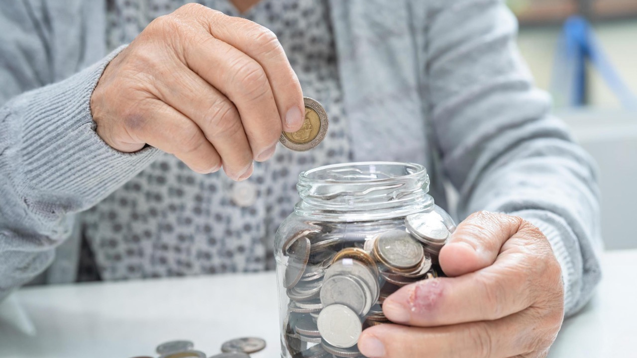 Statul le oferă persoanelor vulnerabile 100 de lei în plus în decembrie 2025. Vezi cine se încadrează