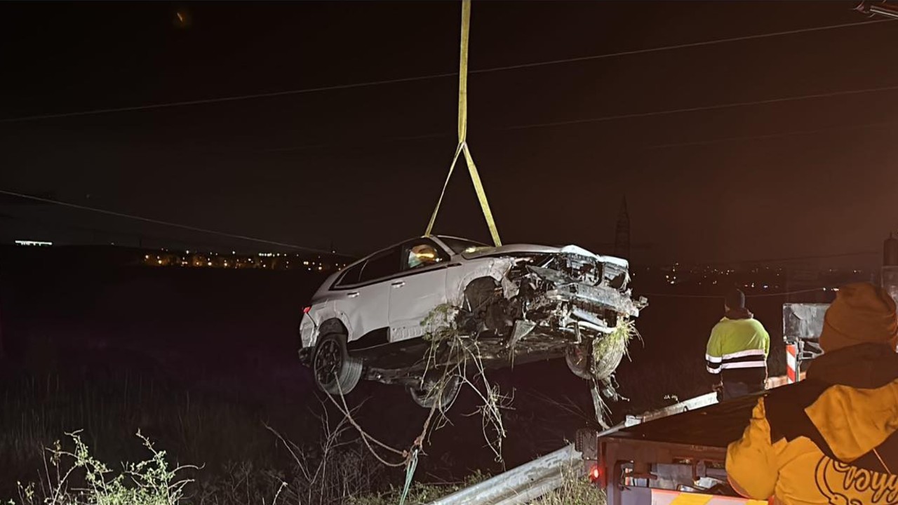 Un șofer din Galați și-a făcut praf BMW-ul de peste 100.000 de euro la câteva minute după ce l-a cumpărat. Bolidul a fost proiectat pe câmp, s-a răsturnat și s-a făcut zop