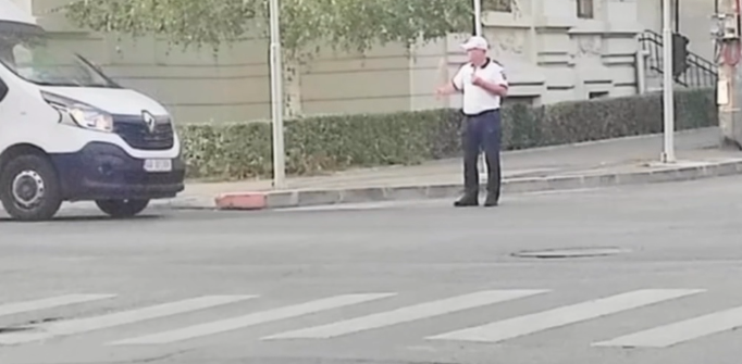 Ştiţi bancul cu câţi poliţişti schimbă un bec? Un agent a fost trimis să dirijeze circulaţia şi un echipaj să-l supravegheze VIDEO