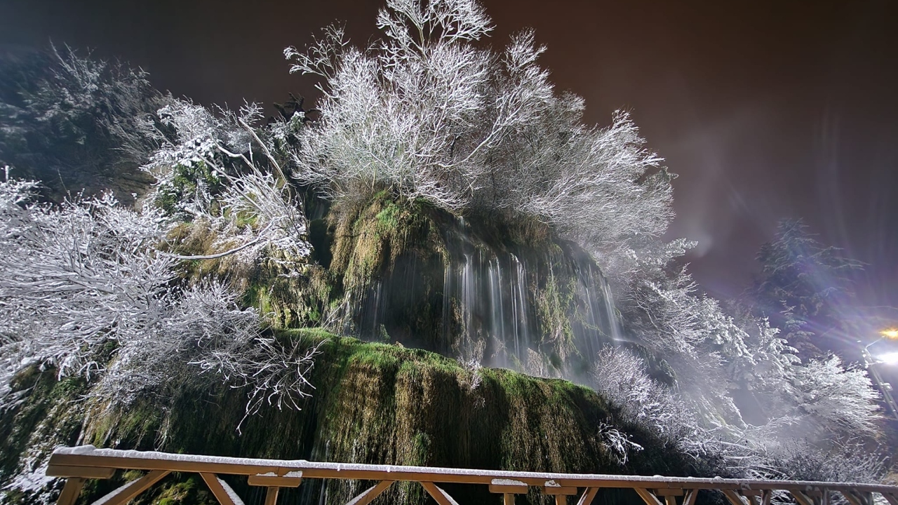 Cascada cu apă minerală din România, un loc unic în lume. Ce spune Dan Negru despre această locație: „În Italia sau Franța ar fi fost deja faimoasă”