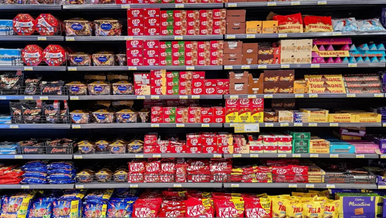 Alimentul la care românii nu renunță, cu toate că s-a scumpit cu 40%. Produsul care se vinde pe bandă rulantă