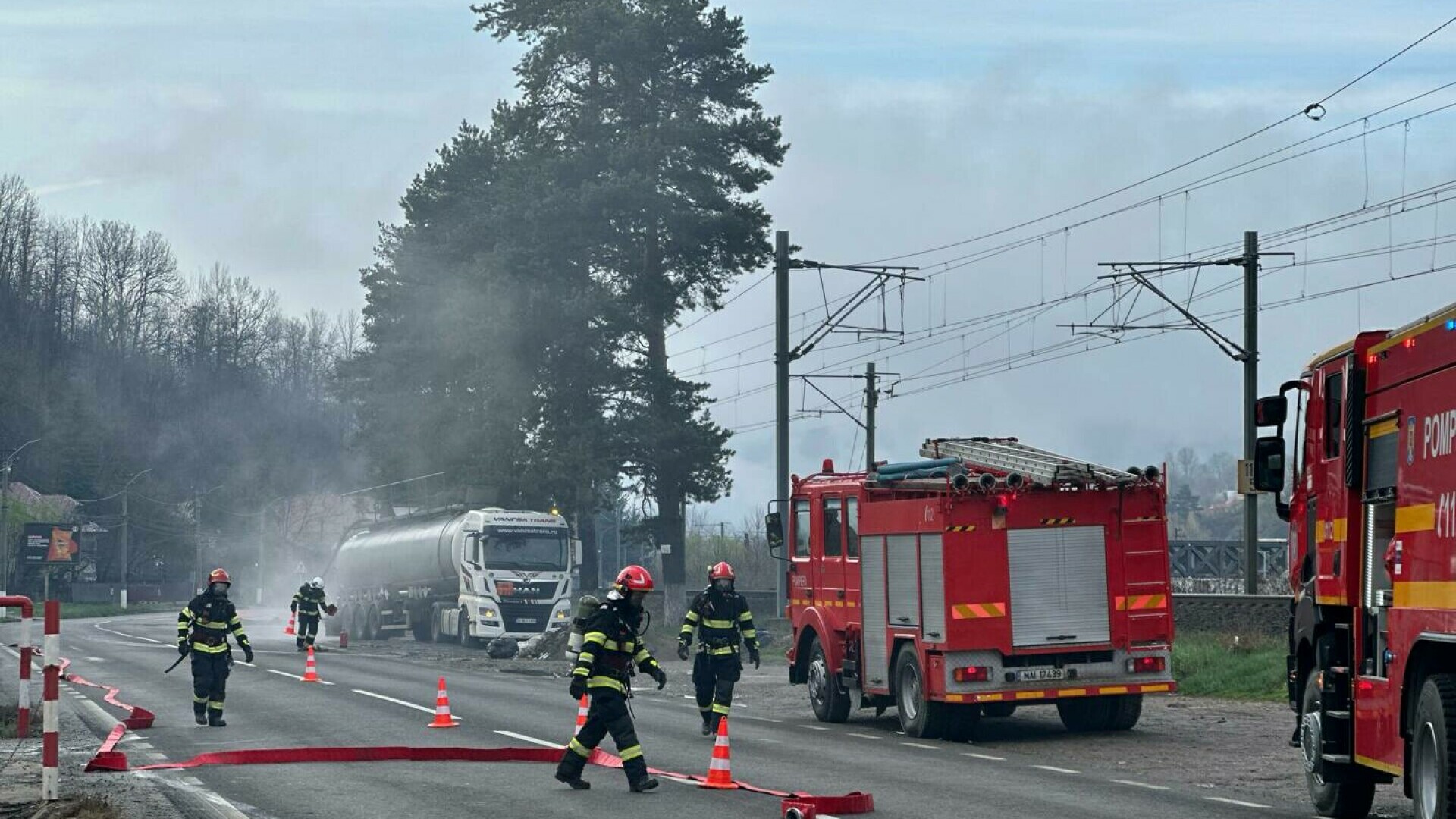 Trafic blocat pe DN 1, între Braşov şi Predeal. O cisternă încărcată cu substanţe periculoase s-a răsturnat