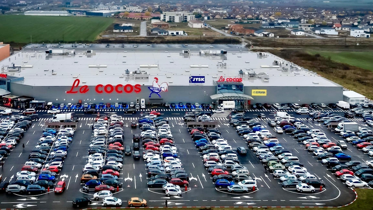 La Cocoș a dat lovitura la Arad. 15.000 de români au trecut pragul hipermarketului la deschiderea noului magazin VIDEO