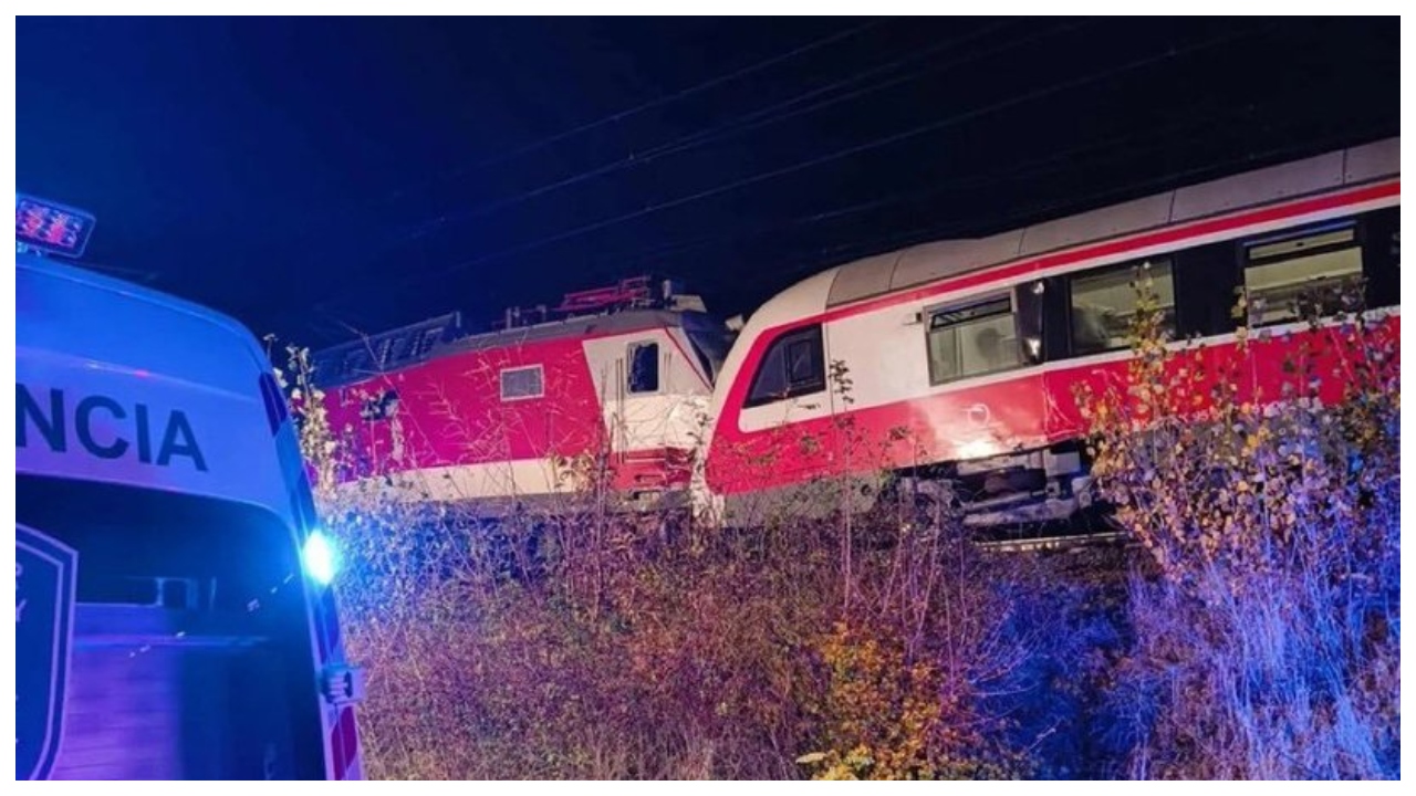 Accident feroviar grav în Slovacia. Mai multe persoane au fost rănite după ce două trenuri s-au ciocnit