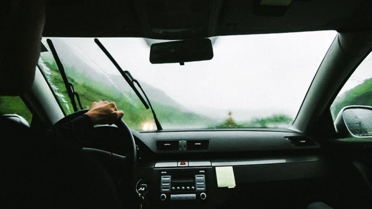 Trucul cu cremă de ras care sare în ajutorul șoferilor în sezonul rece. Condensul de pe parbriz dispare în doar câteva secunde