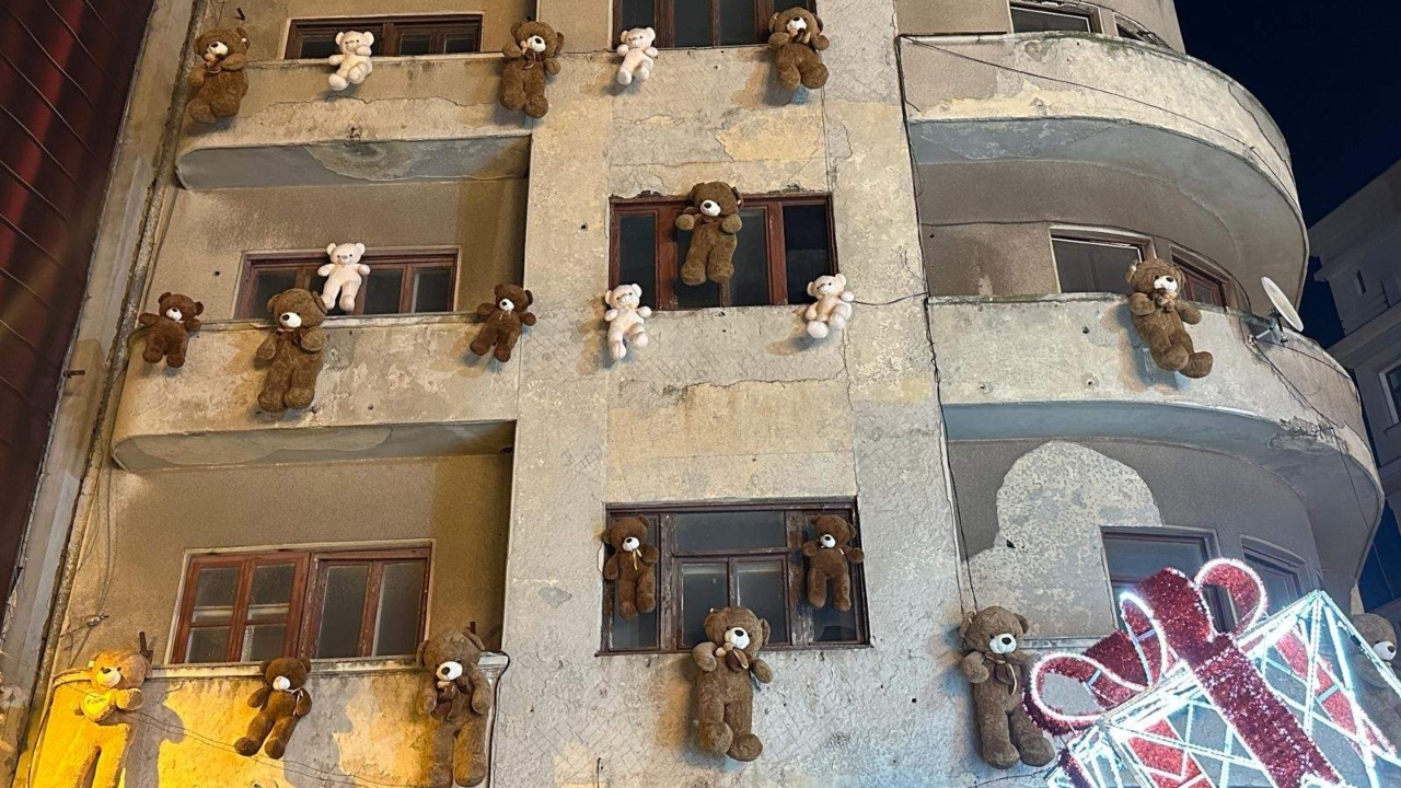 Târgul de Crăciun din Constanța i-a scandalizat pe internauți. Nu au înțeles de ce au fost amplasați ursuleți de pluș pe fațada unei clădiri: „Par spânzurați”