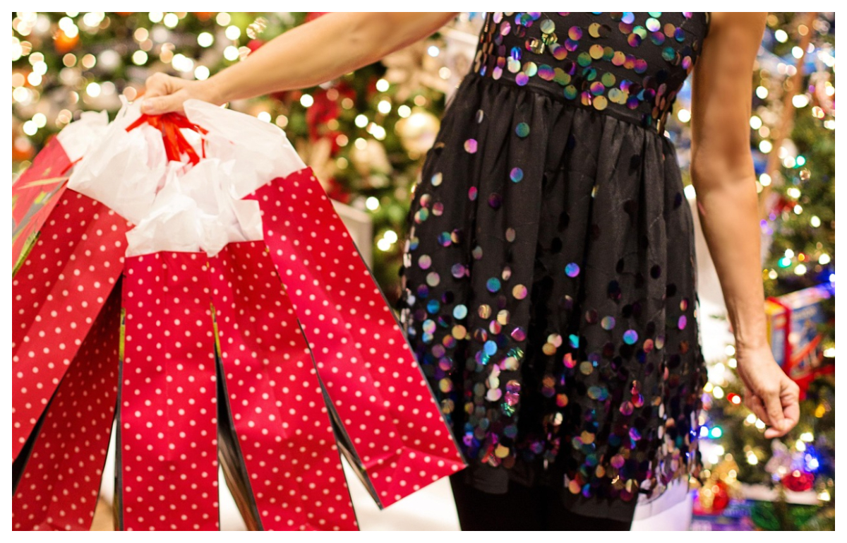 Cât bani cheltuisc românii de sărbători. Șase din zece depășesc bugetul alocat