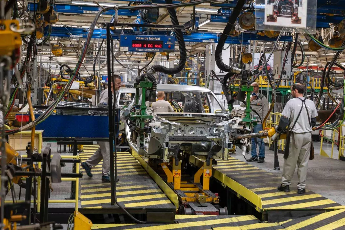 Uzina Dacia din Mioveni reduce considerabil producţia. Liderul sindical al lucrătorilor din fabrică confirmă informaţia