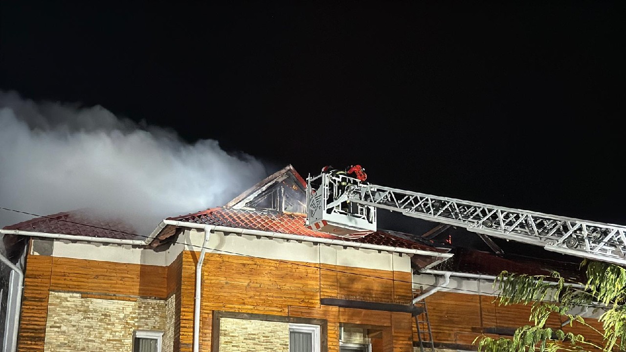 Incendiu puternic într-o pensiune din Delta Dunării. Peste 30 de turiști se aflau în clădire