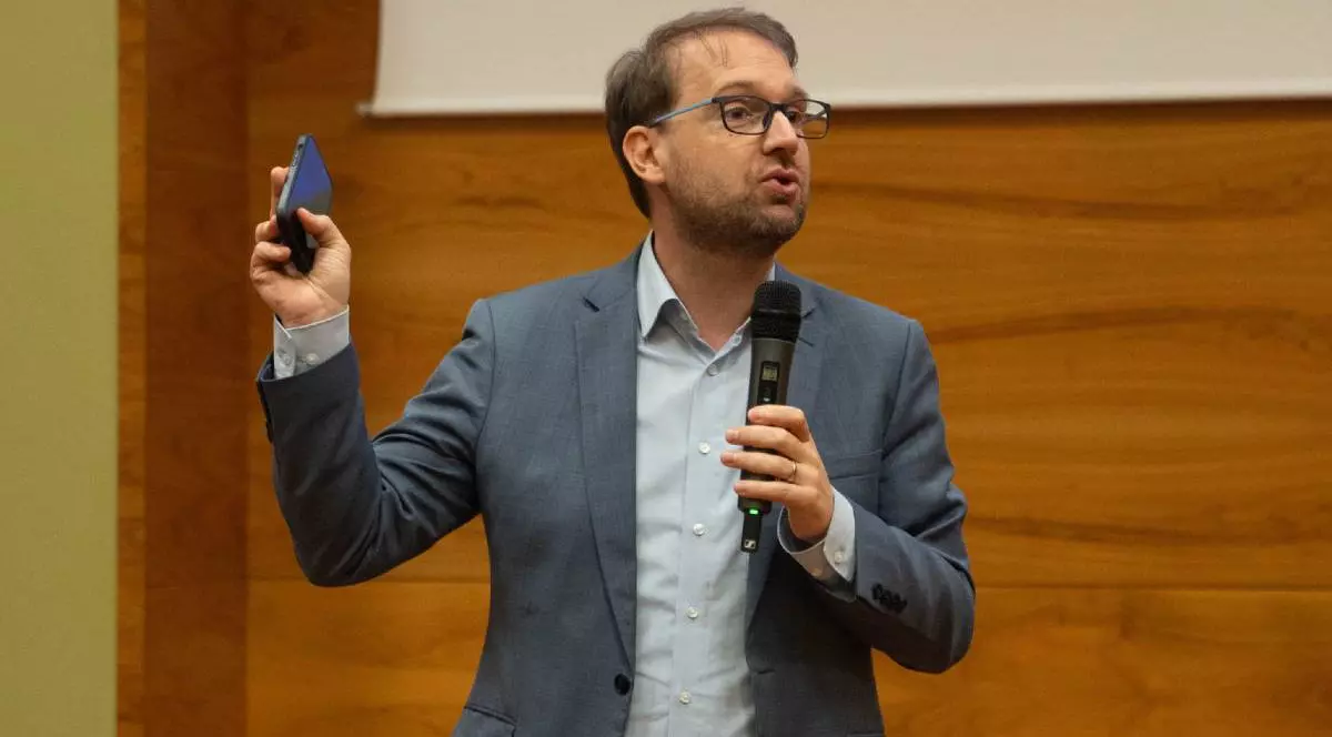 Întrebările pentru obţinerea cetăţeniei române îl revoltă pe Dominic Fritz: „Vă dau acum câteva teste. Eu ştiu, ştiţi şi voi?”