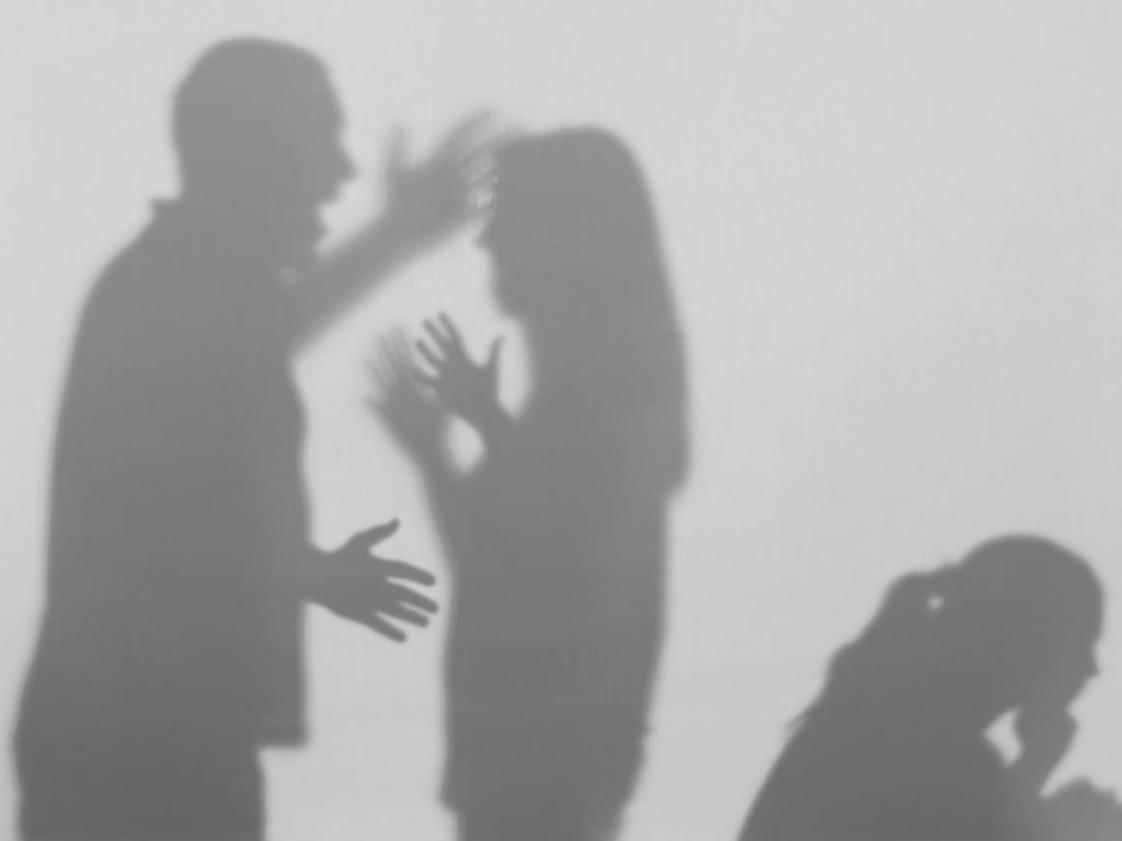 Victimele violenței domestice ar putea călători, împreună cu copiii lor, fără acordul agresorului