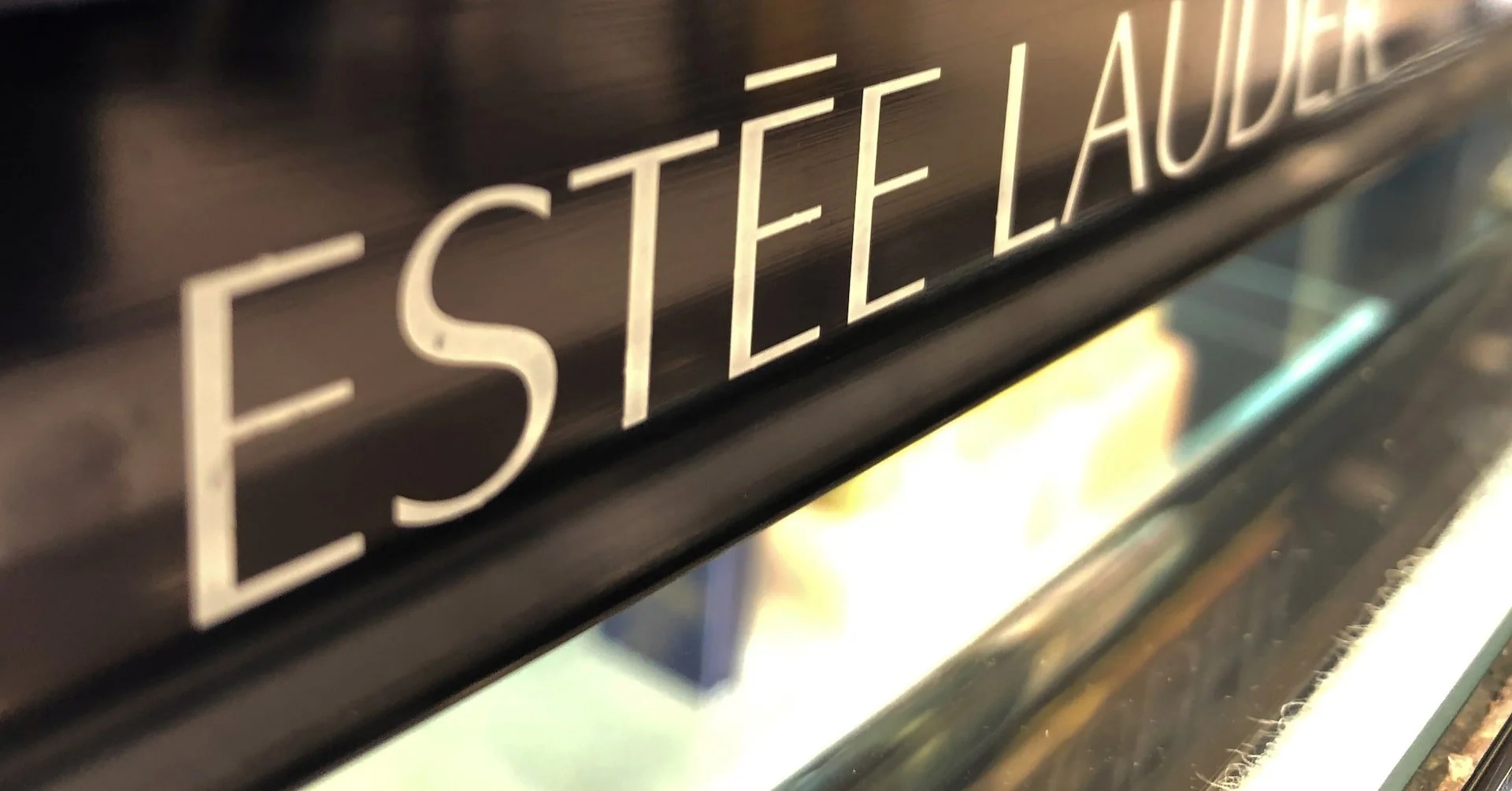 Concedieri la Estée Lauder. Compania americană își închide centrul de tehnologie din România și își trimite acasă angajații