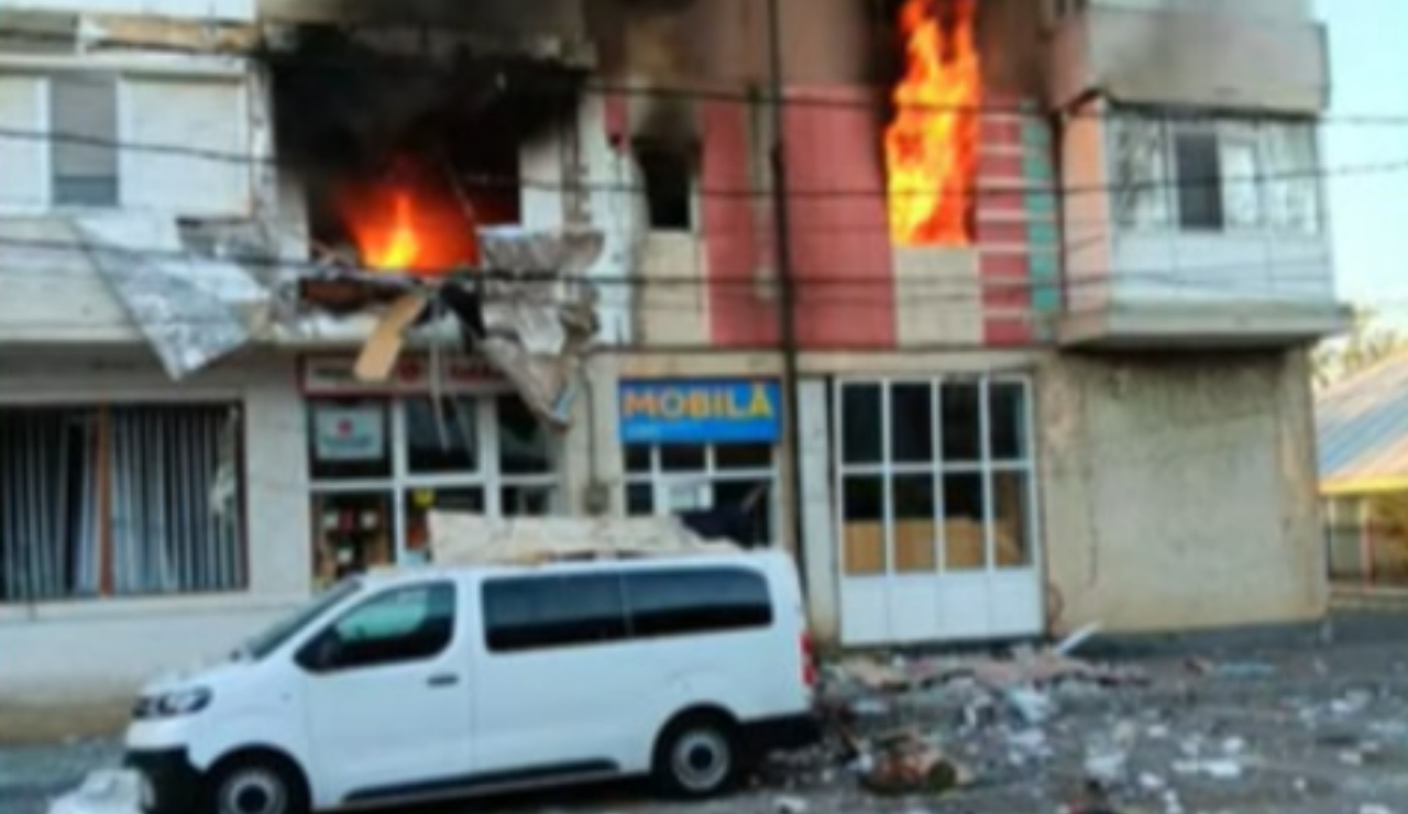 Explozie într-un bloc din Brăila! Flăcările au cuprins mai multe apartamente din clădire