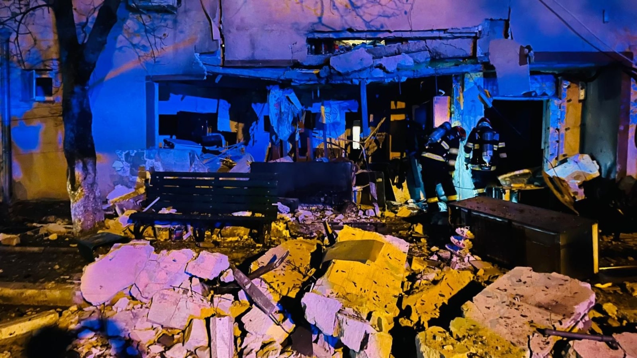 EXPLOZIE într-un apartament din Buftea! Două persoane au fost rănite, iar echipajele s-au deplasat de urgență la fața locului. VIDEO