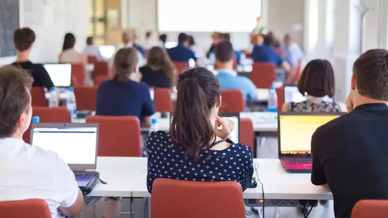 Facultatea ignorată care le aduce absolvenților un job sigur și salarii de până la 70.000 de euro pe an. De ce trece neobservată deși prezintă cifre de invidiat