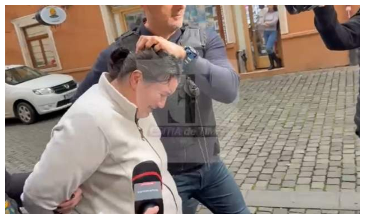 De ce și-a înjunghiat femeia din Timișoara fetița de 10 ani. A izbucnit în lacrimi în fața polițiștilor