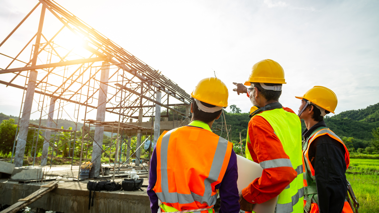 DISPONIBILIZĂRI MASIVE în construcții. Aproximativ 50.000 de angajați riscă să fie concediați. Proporția dezastrului este uriașă: șantiere abandonate și firme în prag de faliment