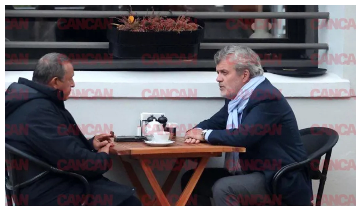 Doi ofițeri străini acoperiți, surprinși la o cafea în centrul Bucureștiului