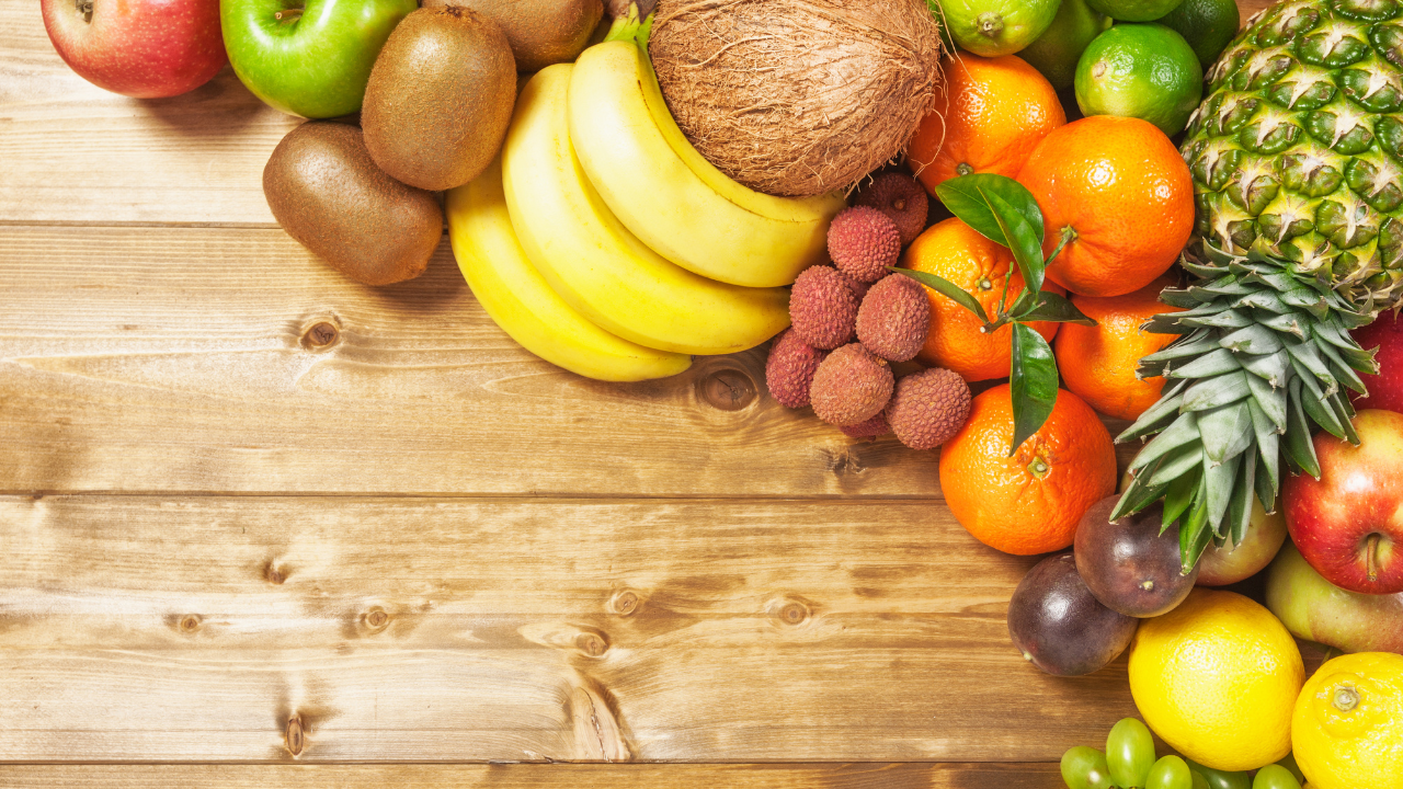 Știai că există fructe care pot fi mâncate cu tot cu coajă? Iată care sunt beneficiile nutriționale