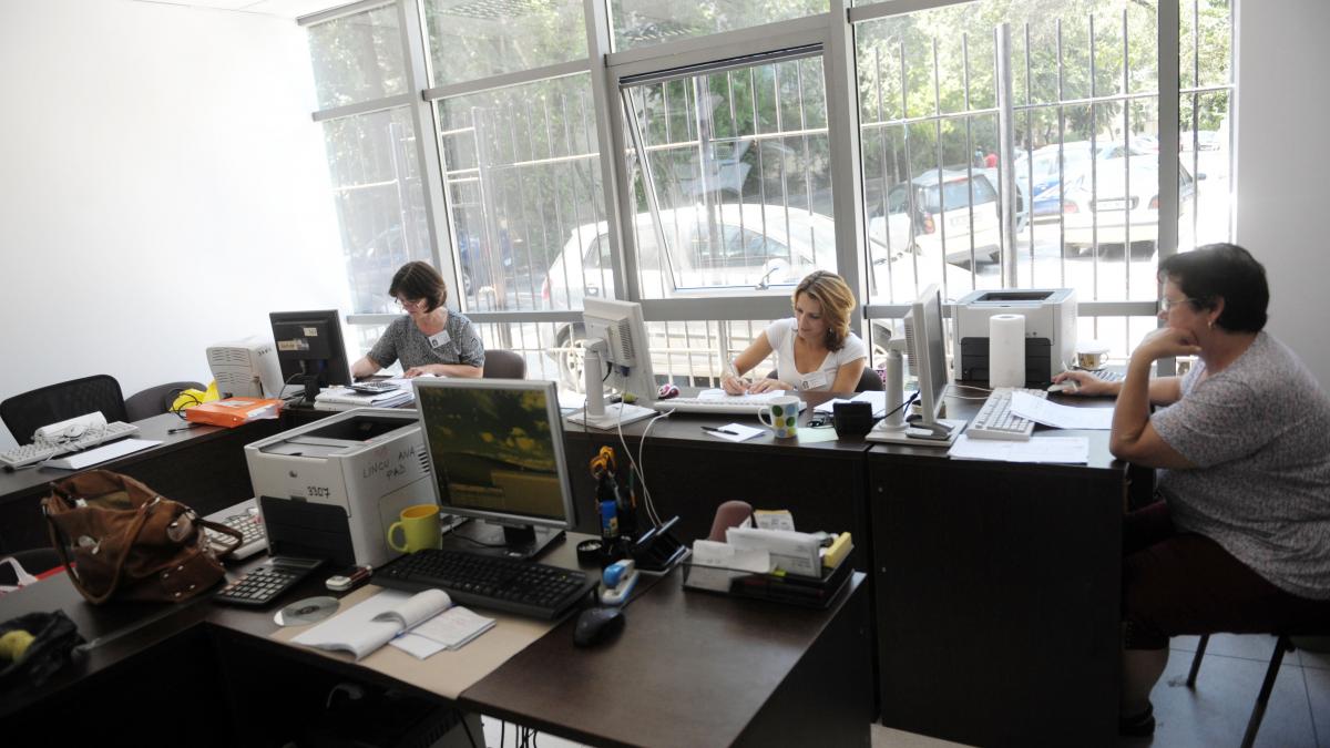 Un nou proiect de lege prevede amenzi de până la 20.000 de lei pentru românii care jignesc angajaţii statului. În schimb, oligaţiile şi obiectivele de performanţă ale funcţionarilor nu suferă nicio schimbare