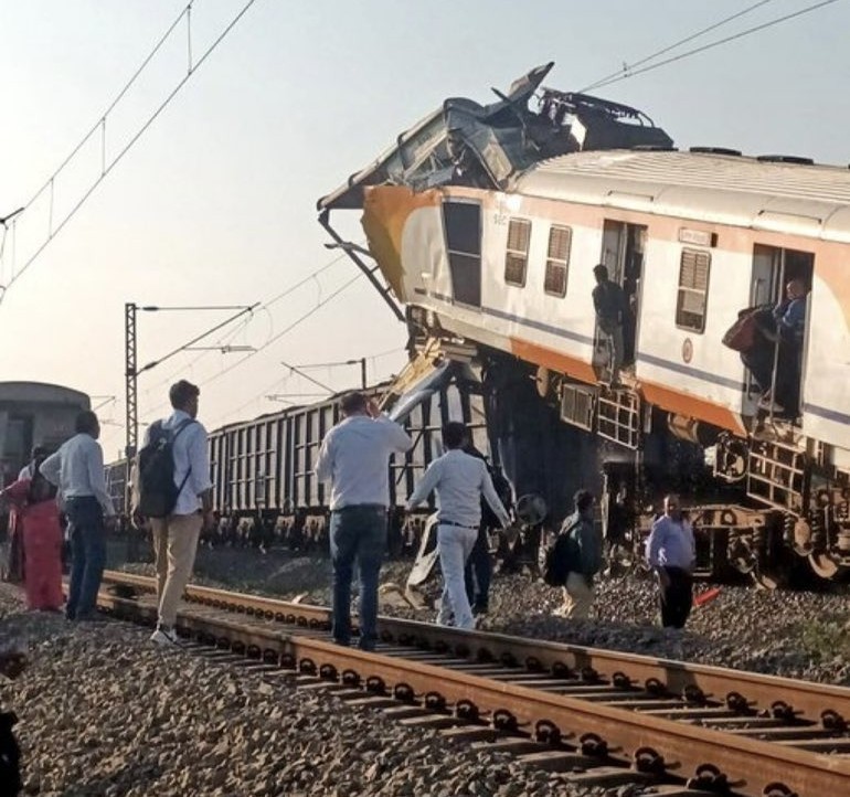 Tragedie feroviară. Opt persoane au murit într-o coliziune dintre un tren de călători şi unul de marfă în centrul Indiei